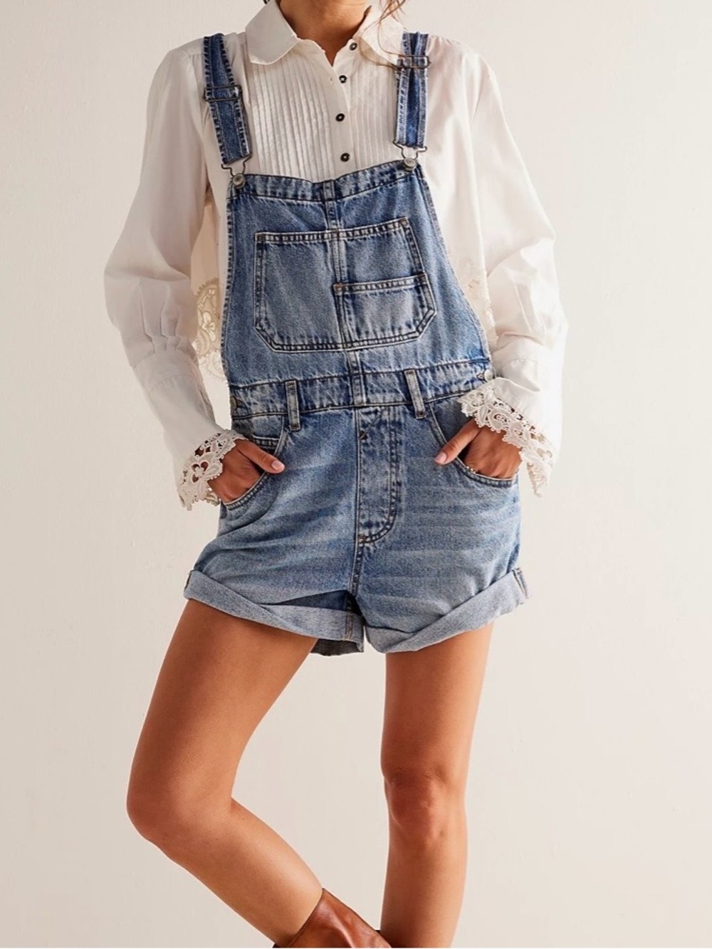 WE THE FREE Ziggy denim overall shorts medium wash distressed (s)